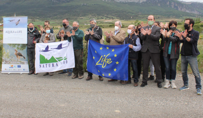 Foto de grupo durante el recibimiento a las águilas de Bonelli trasladadas recientemente a Álava para su liberación.