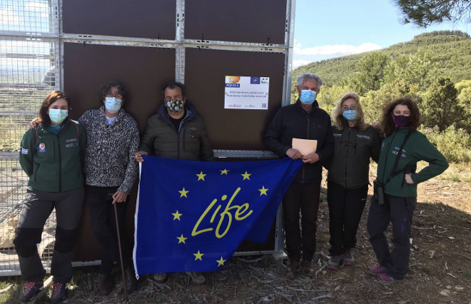 Imagen de grupo frente al jaulón de aclimatación de águilas de Bonelli en Cáseda (Navarra). De izquiera a derecha Leticia Mezcua (Gobierno de Navarra), Rafael Ventosa, Carlos Gutiérrez y Félix Martínez de Lecea (Aquila de Bonelli Burgus), Julia Palacios (Gobierno de Navarra) e Itziar Almárcegui (GAN – NIK).