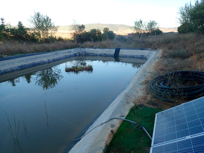 Una de las balsas donde se ha actuado, en la zona de Lumbier (Navarra), en la que se pueden ver los dos sistemas: lengüeta de goma, en el bordillo situado al fondo de la balsa, e isla flotante, en la lámina de agua.