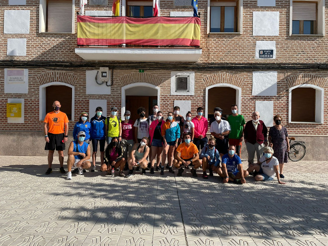 Un grupo de voluntarios de Horcajo de las Torres (Ávila) que se ha implicado en la lucha contra las electrocuciones de aves posa ante la fachada del ayuntamiento de esta localidad.