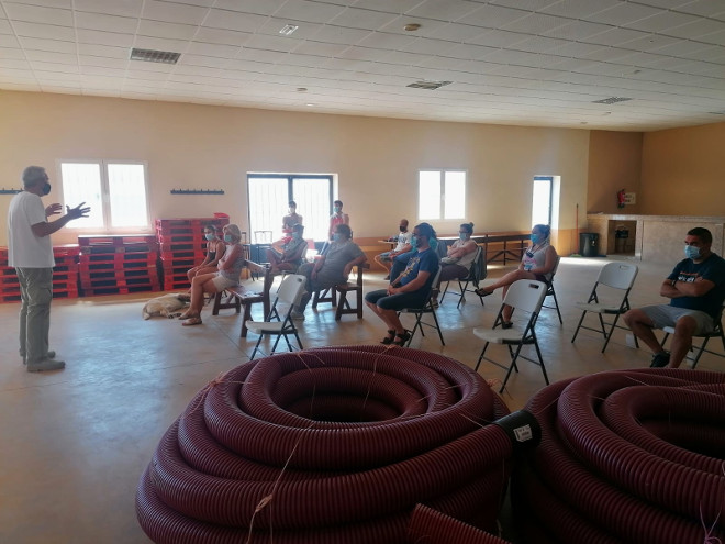 Un técnico de AQUILA a-LIFE, durante una presentación sobre las electrociones de aves a los vecinos del pueblo de Mamblas (Ávila).