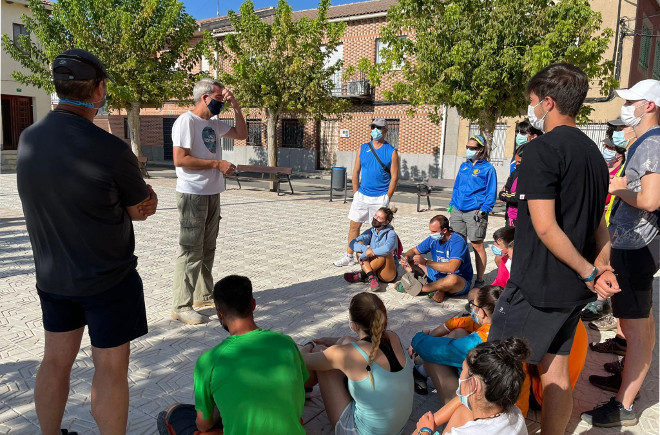 Un técnico de AQUILA a-LIFE se dirige a un grupo de participantes en las actividades de divulgación y formación sobre la electrocución de aves subvencionadas por la Diputación de Ávila.