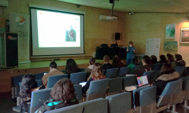 Los alumnos del curso celebrado en GREFA atienden las explicaciones de una veterinaria.