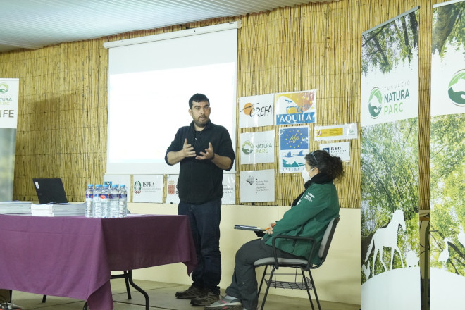 Juan José Iglesias, técnico de GREFA, explica los trabajos realizados y su experiencia con los tendidos eléctricos.