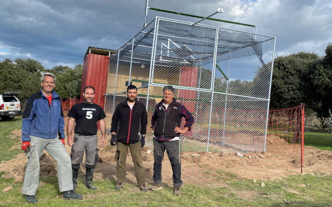 El equipo de campo de AQUILA a-LIFE en la Comunidad de Madrid, con la nueva "jaula-hacking" para el águila de Bonelli ya construida.