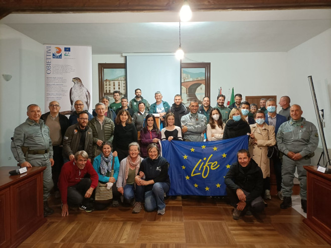 Foto de grupo tras el evento de hermanamiento de AQUILA a-LIFE con el proyecto LIFE Safe for VULTURES, ENEL, FoResTas, Corpo Foretale y naturalistas locales.