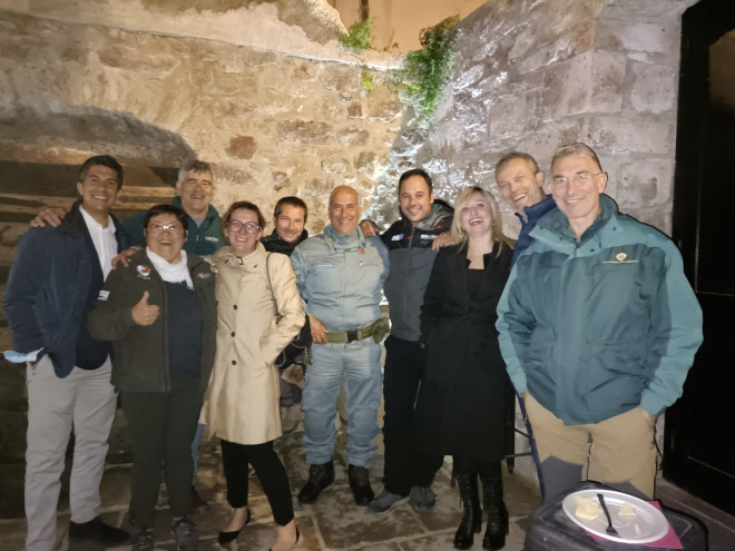 Durante la cena de hermanamiento hubo excelentes momentos de encuentro entre sectores, como en esta foto con equipos españoles, ENEL en Cerdeña, miembros de FoResTas, el Corpo Forestale Regional y naturalistas locales.