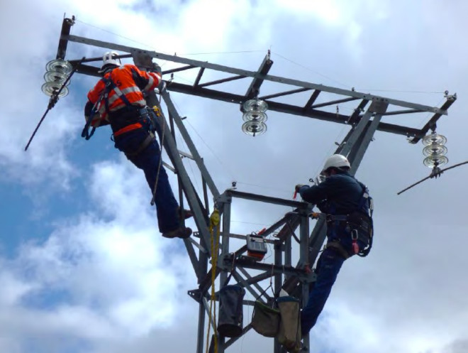 Colocación del pastor eléctrico en una de las torretas de la experiencia piloto. Foto: DFA/AQUILA a-LIFE.