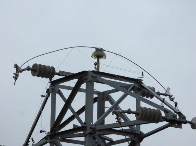 Aspecto del pastor eléctrico colocado en la cruceta de uno de los apoyos eléctricos utilizado en esta acción experimental. Foto: DFA/AQUILA a-LIFE.