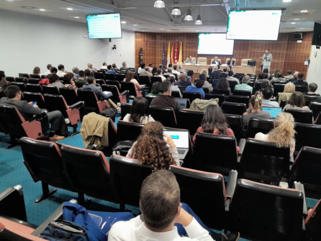 Asistentes a la jornada de CIGRE durante la intervención del representante de GREFA.